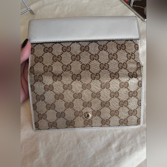 Vintage Gucci Wallet with Heart Detail - Picture 14 of 15